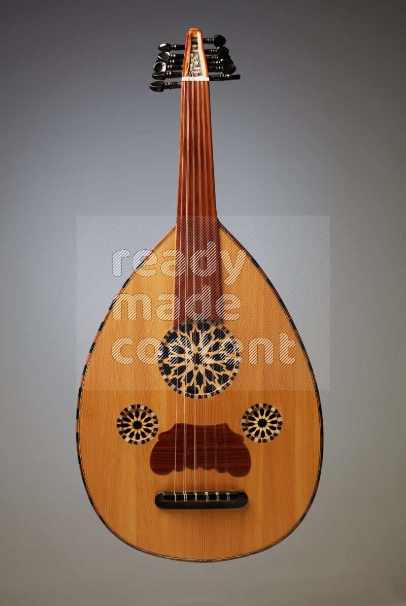 عودي خشبي بني على خلفية رمادية