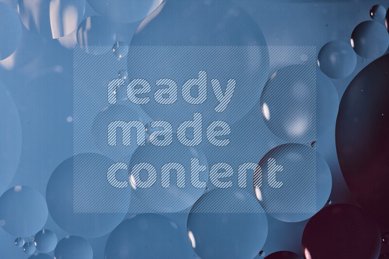 لقطات مقربة لفقاعات من الزيت على سطح الماء باللون الأزرق والأرجواني