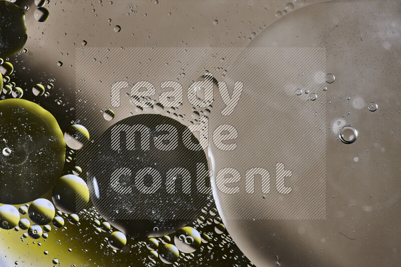 لقطات مقربة لفقاعات من الزيت على سطح الماء باللون البني والأسود والأصفر