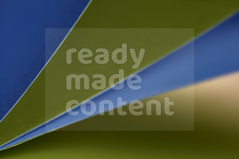 فن تجريدي يعرض المنحنيات المرتبة للأوراق باللون الأزرق والأخضر