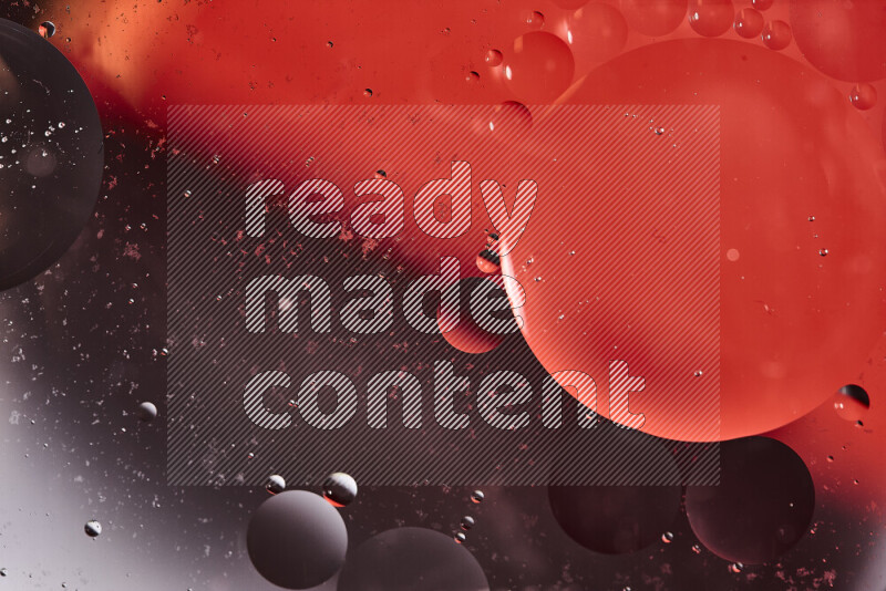 لقطات مقربة لفقاعات من الزيت على سطح الماء باللون الأسود والبرتقالي