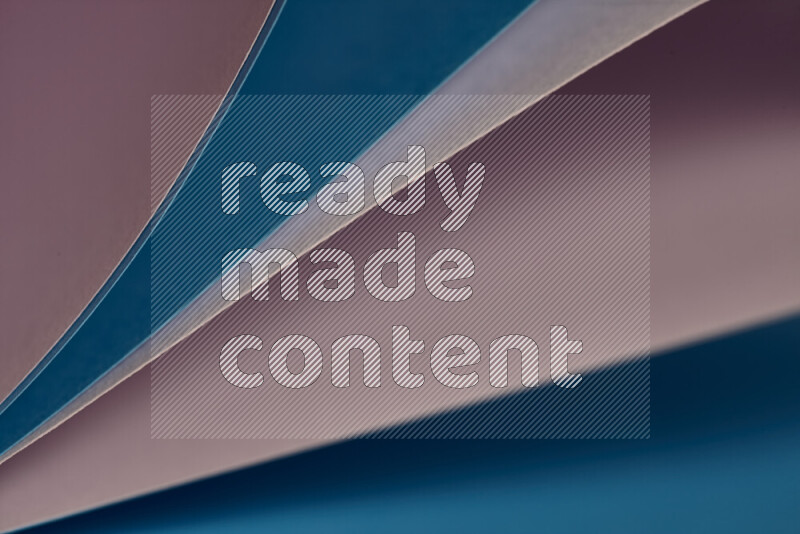 فن تجريدي يعرض المنحنيات المرتبة للأوراق باللون الارجواني والأزرق