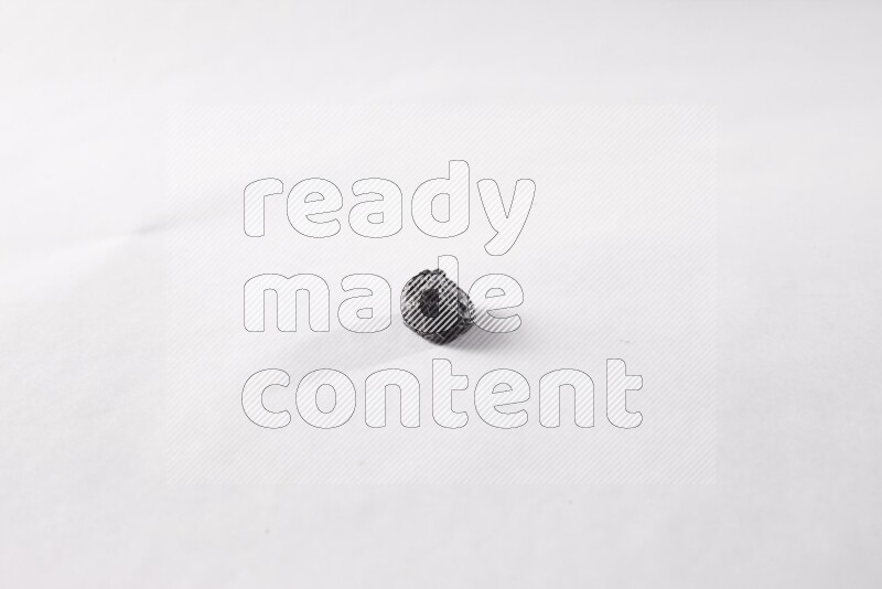 قراصيا على خلفية بيضاء