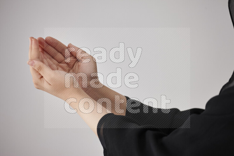 امرأة تشير بيديها بلغة الإشارات المختلفة