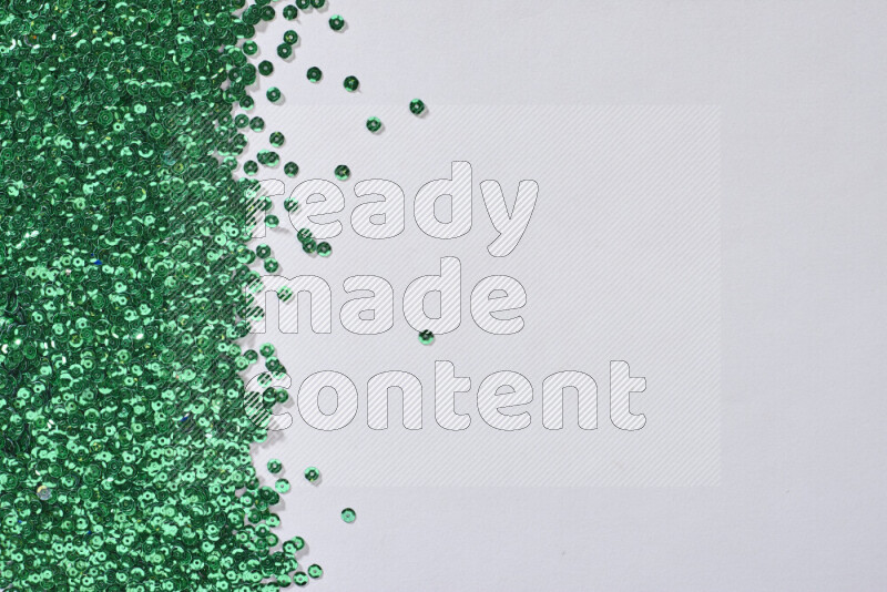 ترتر مسطح متعدد الألوان على خلفية رمادية