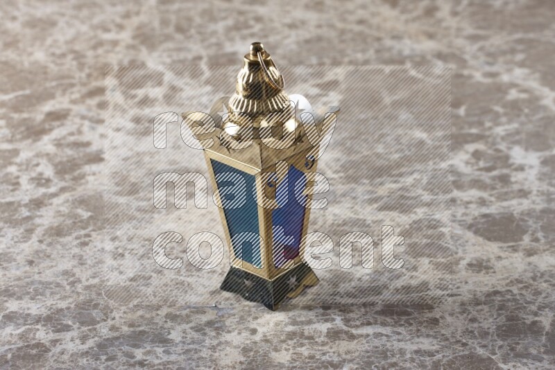 فانوس موضوع علي خلفية بيج من الرخام