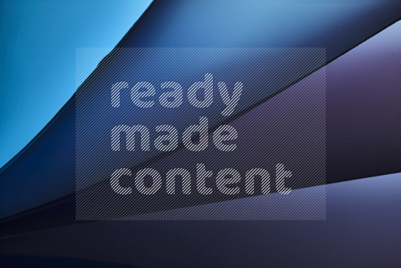 فن تجريدي يعرض منحنيات مع تدرجات الألوان الباردة مكونه بضوء ملون