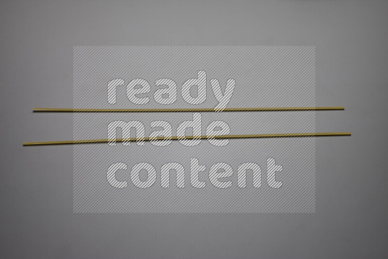 معكرونة إسباجيتي علي خلفية رمادية