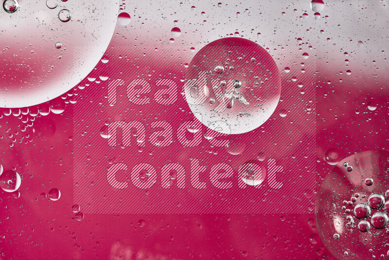 لقطات مقربة لفقاعات من الزيت على سطح الماء باللون الأبيض والوردي