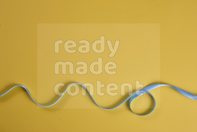 مجموعة من أدوات الخياطة والتفصيل زرقاء اللون على خلفية صفراء