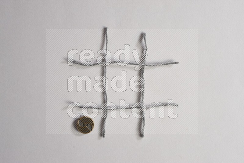 أزرار معدنية موضوعة علي خلفية رمادية