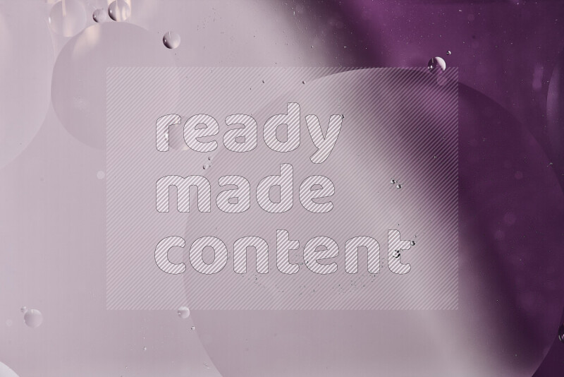 لقطات مقربة لفقاعات من الزيت على سطح الماء باللون الأبيض والأرجواني