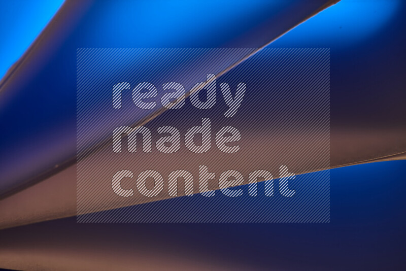 فن تجريدي يعرض منحنيات مع تدرجات الألوان الدافئة والباردة مكونه بضوء ملون