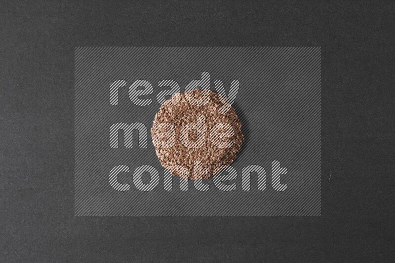 حبوب بذر الكتان علي شكل دائرة علي خلفية سوداء