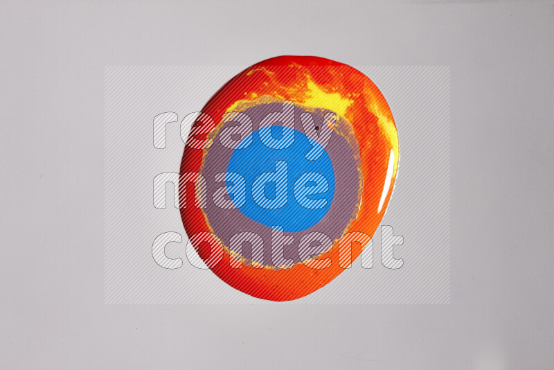 لقطات مقربة لألوان متنوعة تمتزج على خلفية رمادية