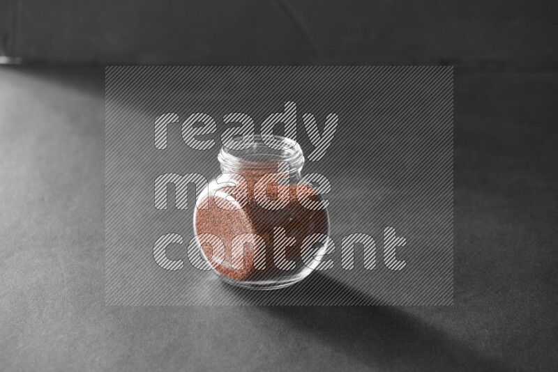 حب الرشاد في وعاء زجاجي علي خلفية سوداء