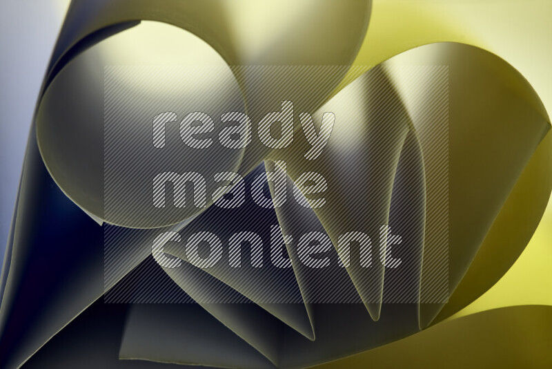 عرض فني لطيات الورق تخلق مزيج من الأشكال الهندسية، مضاءة بإضاءة ناعمة بدرجات اللون الأخضر