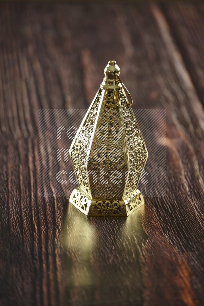 فانوس موضوع علي خلفية خشبية