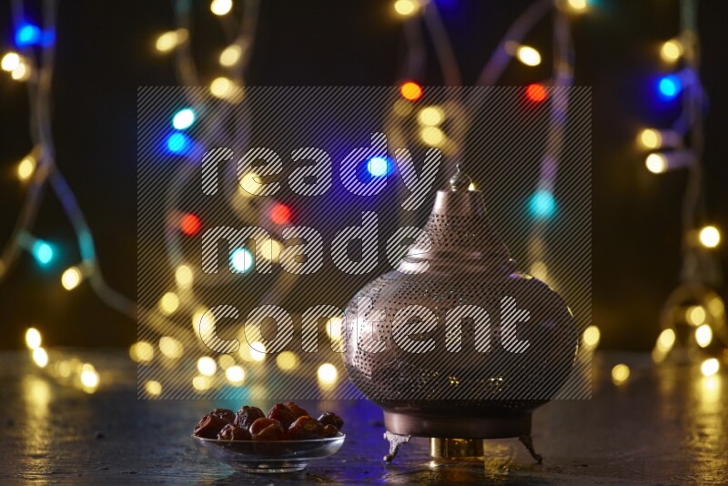 فانوس رمضان تقليدي محاط بأضواء الزينة المتوهجة