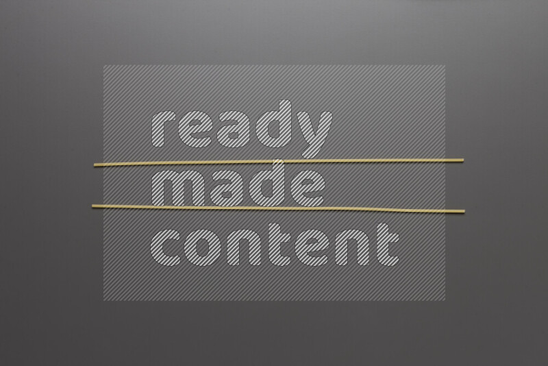 معكرونة إسباجيتي علي خلفية رمادية