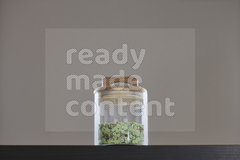 ترتر ملون في وعاء زجاجي علي خلفية سوداء