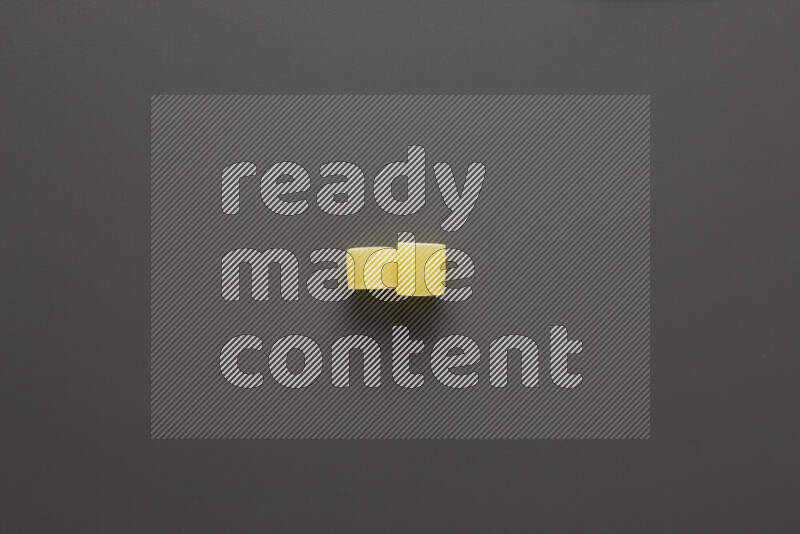 معكرونة خواتم علي خلفية رمادية