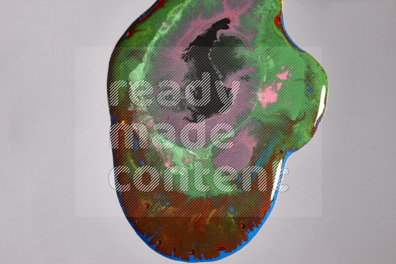 لقطات مقربة لألوان متنوعة تمتزج على خلفية رمادية