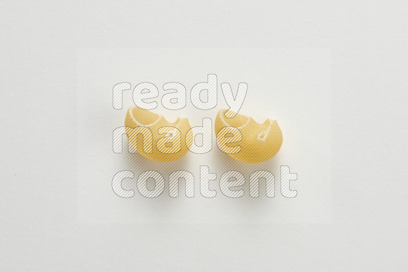 معكرونة بايب علي خلفية بيضاء