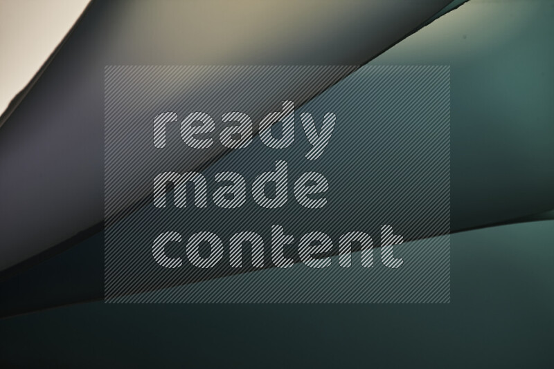 فن تجريدي يعرض منحنيات مع تدرجات الألوان الباردة مكونه بضوء ملون