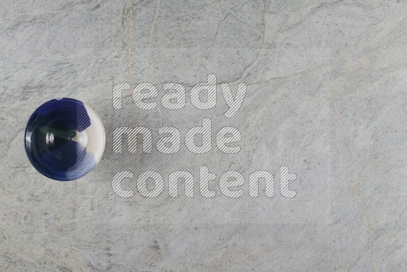 وعاء فخاري متعدد الألوان على خلفية من الرخام الرمادي