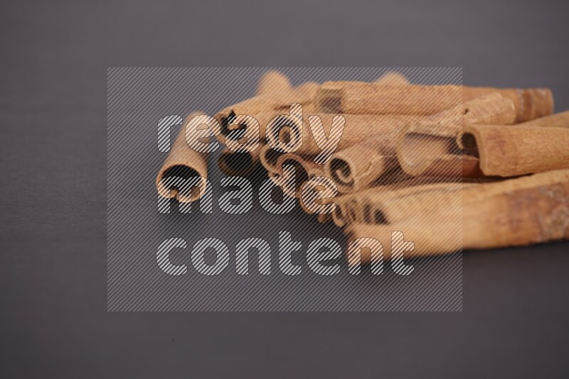 أعواد من القرفة علي خلفية سوداء