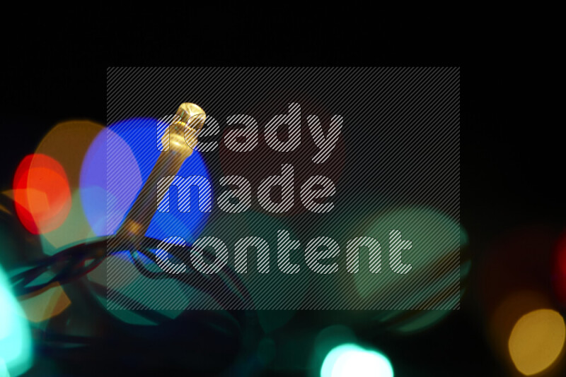 مصابيح ملونة علي خلفية سوداء