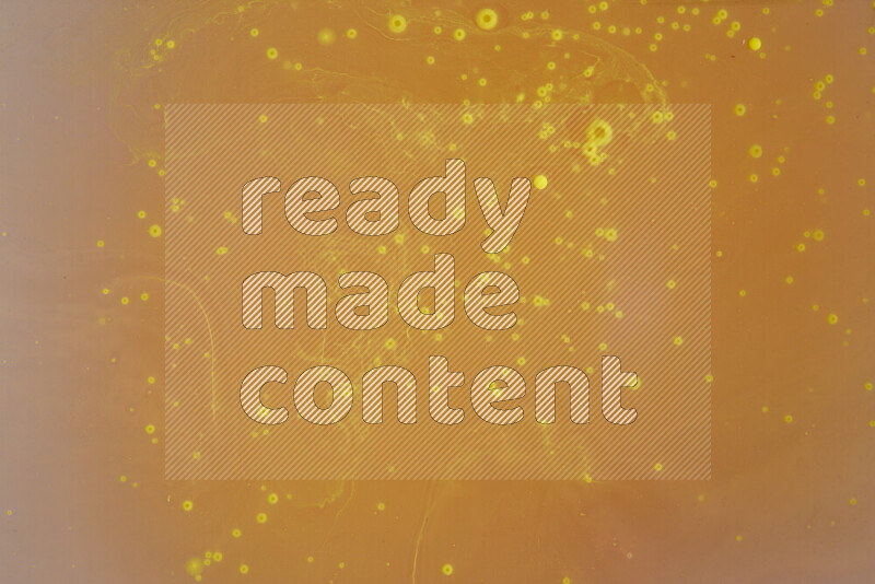 تلتقط الصورة تناثرا للطلاء الأصفر علي خلفية بيضاء