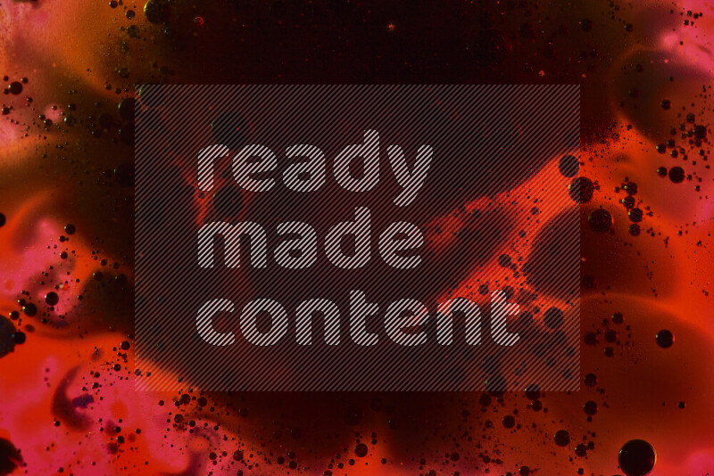 لقطات مقربة لقطرات ألوان مائية سوداء على سطح الزيت على خلفية حمراء