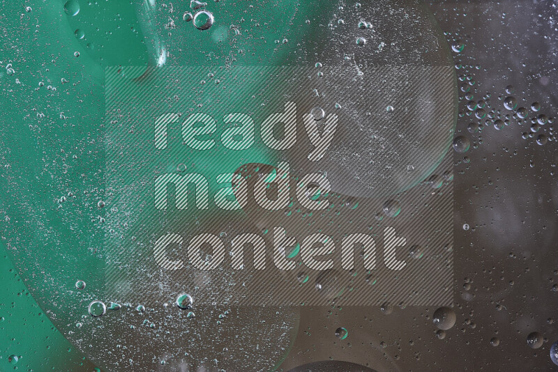 لقطات مقربة لفقاعات من الزيت على سطح الماء باللون الأخضر والبني