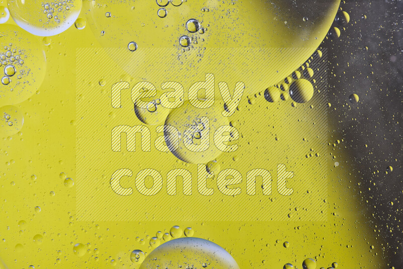 لقطات مقربة لفقاعات من الزيت على سطح الماء باللون الأصفر والبني