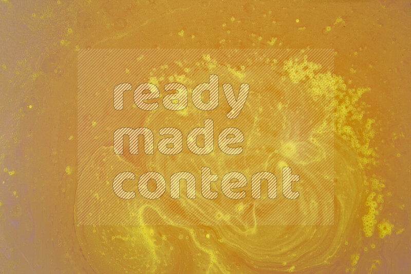 تلتقط الصورة تناثرا للطلاء الأصفر علي خلفية بيضاء