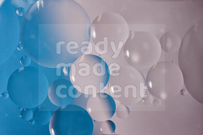 لقطات مقربة لفقاعات من الزيت على سطح الماء باللون الأبيض والأزرق