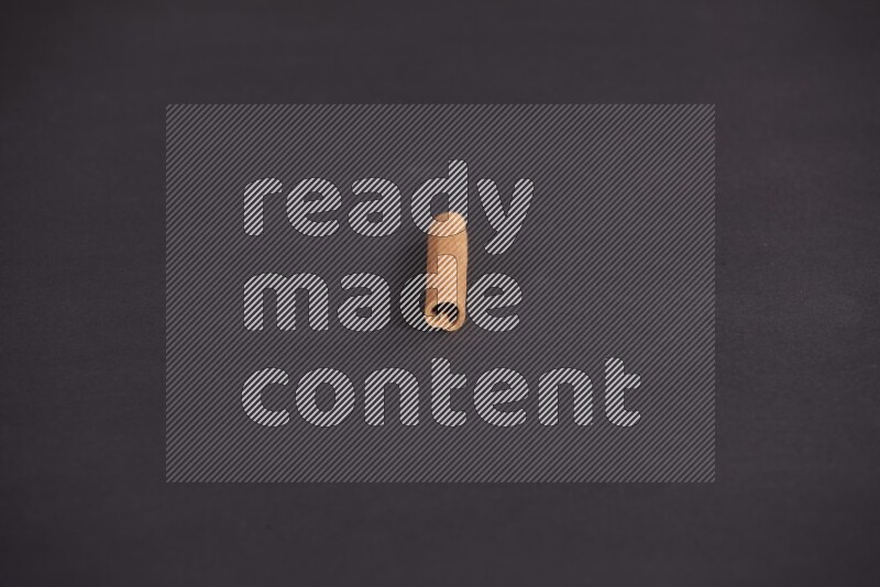 عود قرفة واحد علي خلفية سوداء