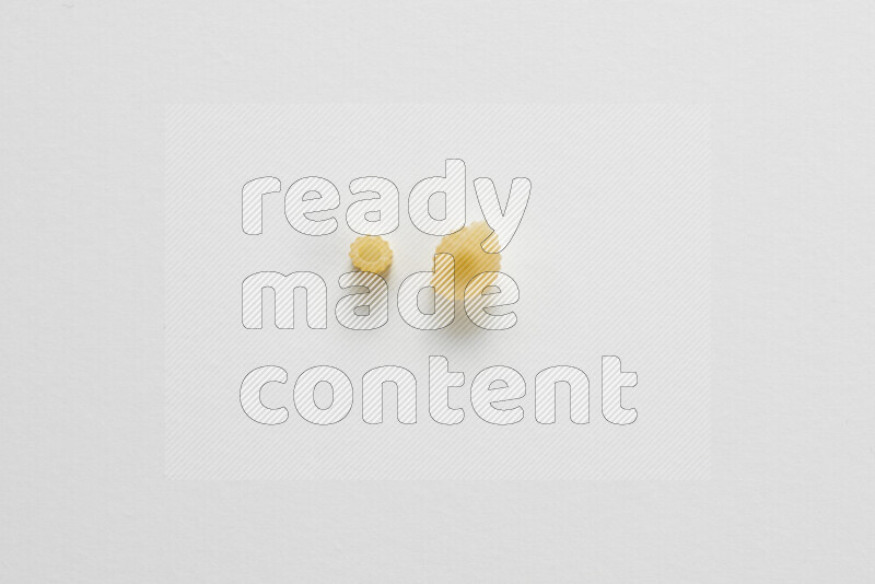 أنواع مختلفة من المعكرونة علي خلفية بيضاء