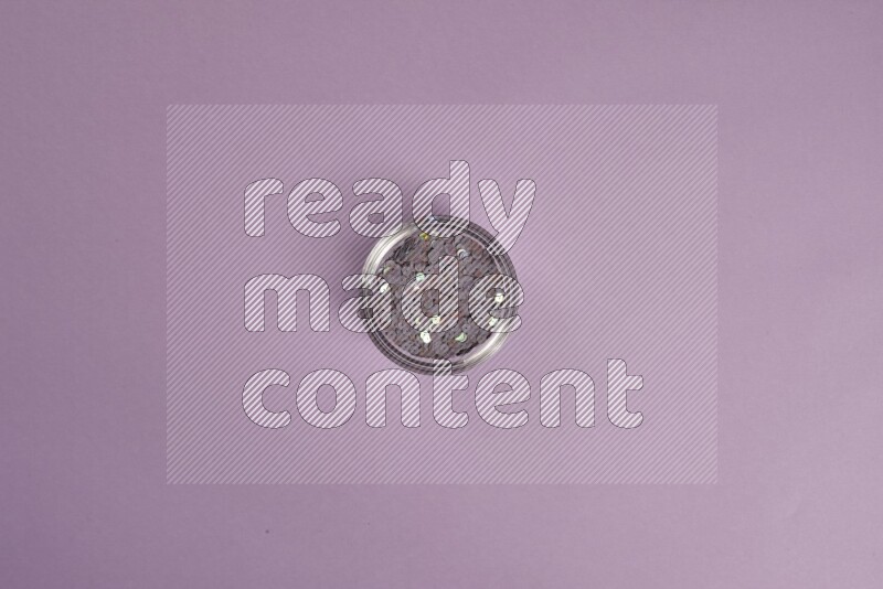 مجموعة من أدوات الخياطة والتفصيل أرجوانية اللون على خلفية أرجوانية