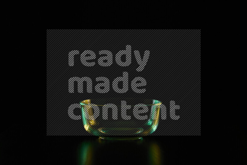 أواني زجاجية مع حواف مضيئة باللونين الأخضر والأصفر على خلفية سوداء