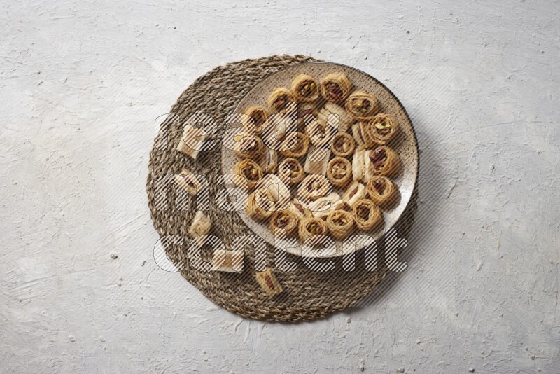 حلويات شرقية في اطباق فخارية