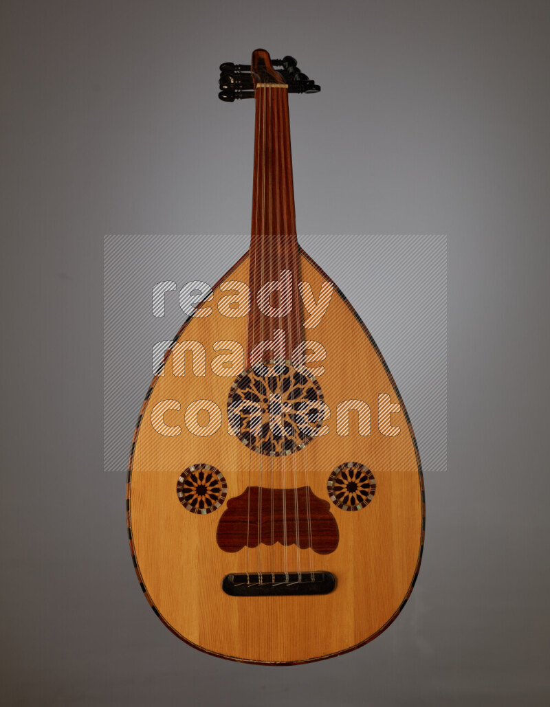 عودي خشبي بني على خلفية رمادية