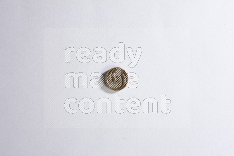 زر واحد ملون على خلفية رمادية