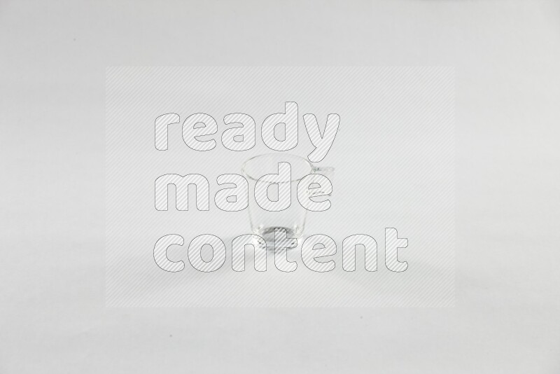 أواني زجاجية مثل إبريق للقهوة وكوب وصحن ووعاء علي خلفية بيضاء