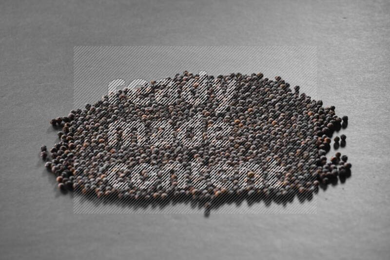 حبات الفلفل الأسود علي خلفية سوداء