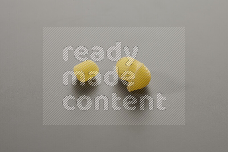 معكرونة خواتم مع أنواع أخري من المعكرونة علي خلفية رمادية