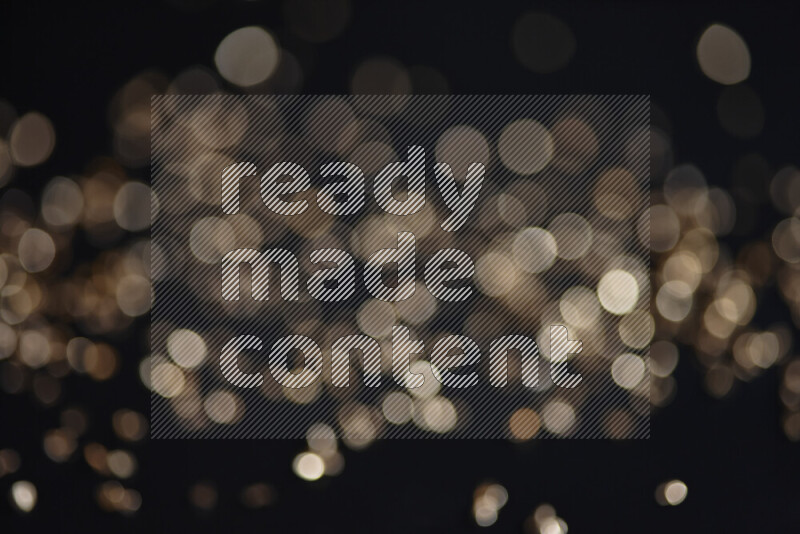 قطع زجاجية ذهبية لامعة متناثرة على خلفية سوداء