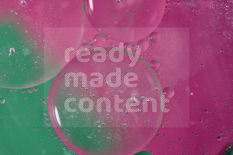 لقطات مقربة لفقاعات من الزيت على سطح الماء باللون الأخضر والوردي